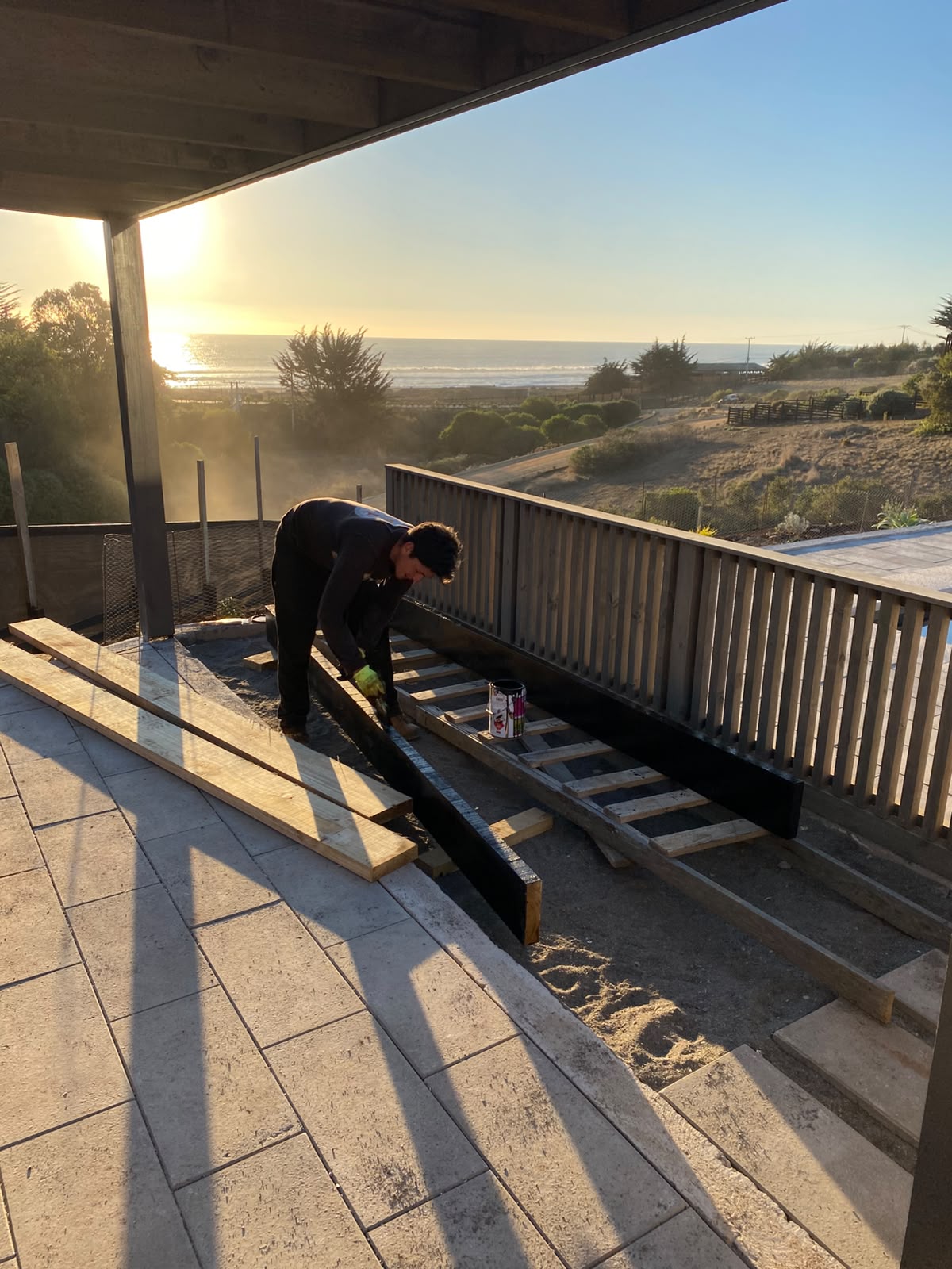 Preparación de durmientes para una jardinera al atardecer