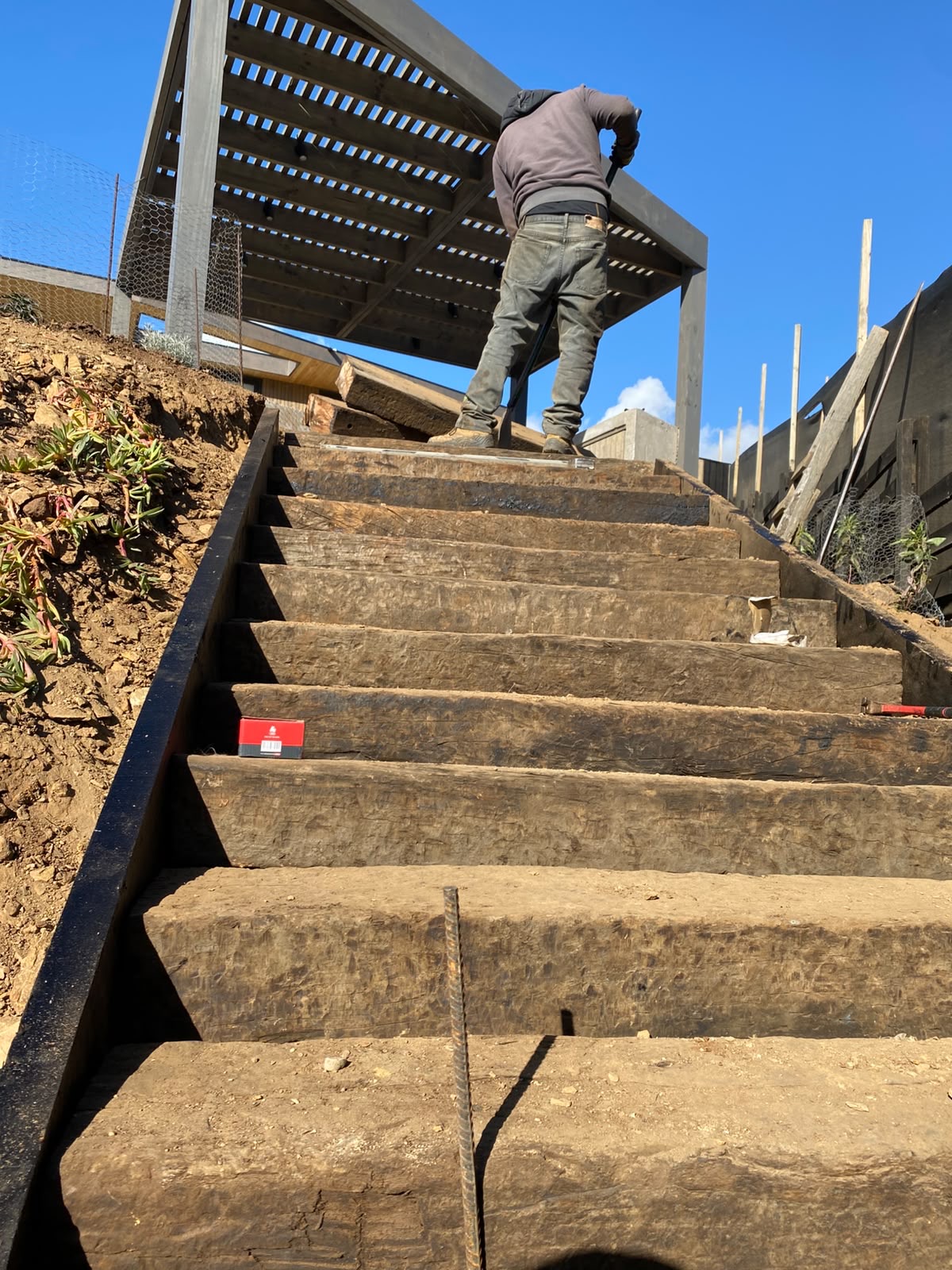 Escalera de durmientes en construcción sobre la pendiente del terreno