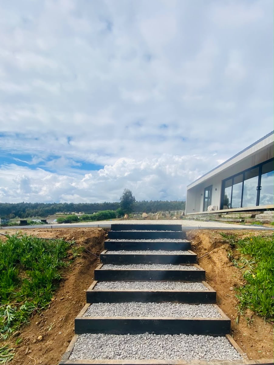 Escalera de durmientes con gravilla sobre el talud plantado del proyecto Sirena