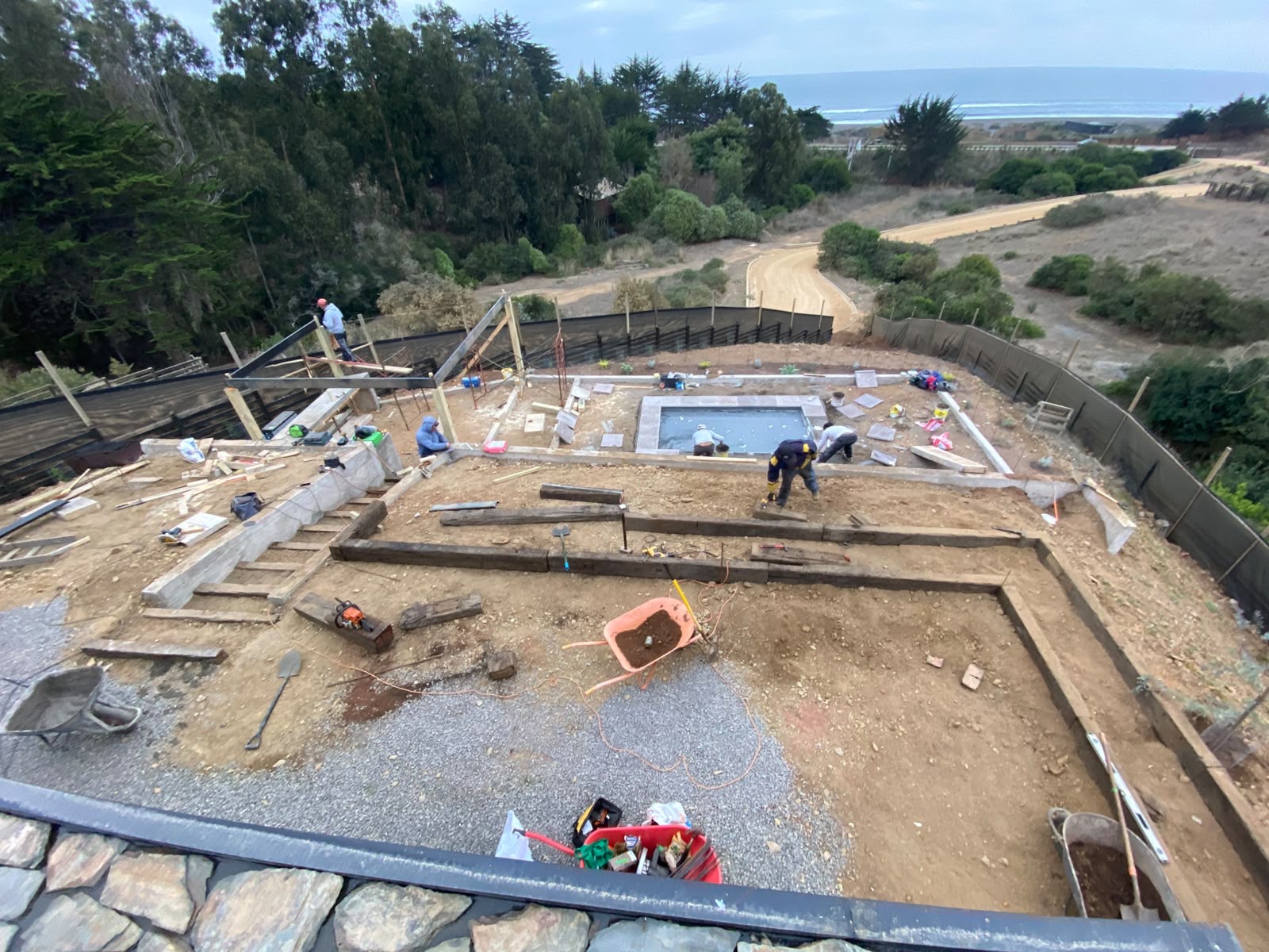 Equipo de Jardín Om trazando terrazas y jardineras frente al mar