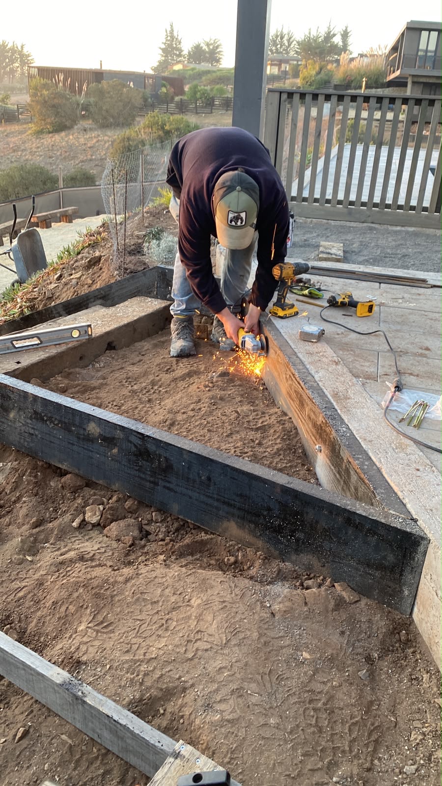 Trabajo de estructura metálica y durmientes para las jardineras del proyecto MC